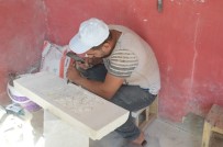 ÜZÜM BAĞI - Ayda 9 Bin TL'ye Çalıştıracak İşçi Bulamıyor