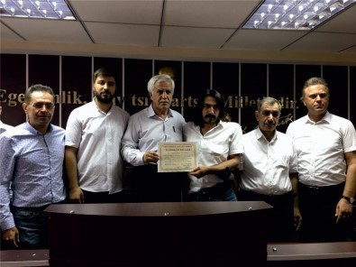 Başkan Toprak'a Teşekkür Plaketi