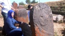 Muş'taki Tarihi Mezar Taşları İncelendi Haberi