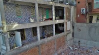 Bahçelievler'de Bir Duvarı Olmayan Cami  Havadan Görüntülendi