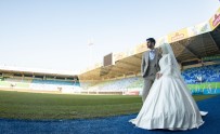 ABDULLAH ÇELIK - Düğün Fotoğraflarını Stadyumda Çektirdiler