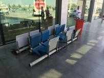 ŞEHİRLERARASI OTOBÜS - Otobüs, Peronda Bekleyen Yolcuların Arasına Daldı Açıklaması 3 Yaralı