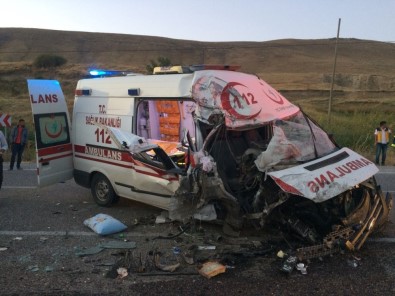 Van'da Ambulansla Tır Çarpıştı; 4 Yaralı