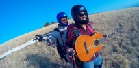 SOKAK MÜZİSYENİ - Bin Metre Yükseklikte Gitar Çalıp Şarkı Söyledi