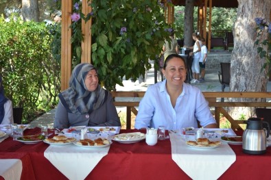 Eğirdir'de Şehit Anneleri Onuruna Kahvaltı