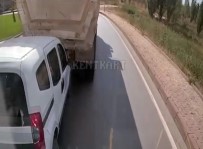 İSMET YıLMAZ - Kızgın Sürücü Vitesi Geriye Takıp Arkasındaki Araca Çarptı