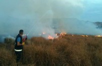 İTFAİYE ARACI - Özalp İlçesinde Korkutan Anız Yangını