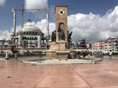(Özel) Taksim Cumhuriyet Anıtı'na Büyük Ayıp