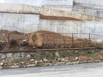 SARIYER ÇAYIRBAŞI TÜNELİ - Sarıyer'de Sağanak Yağış Toprak Kaymasına Neden Oldu, Tünel Trafiği Aksadı