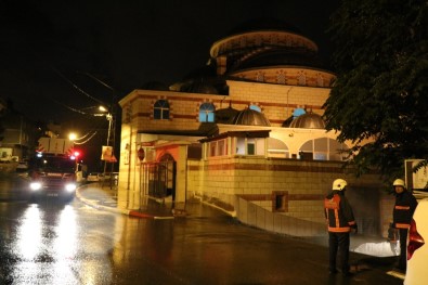 Sultanbeyli'de Korkutan Cami Yangını