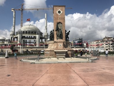 Taksim Cumhuriyet Anıtı'na Büyük Ayıp