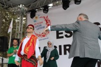 ENGELLİ VATANDAŞ - Başkan Kınık Engelli Vatandaşı Sahnede Yalnız Bırakmadı