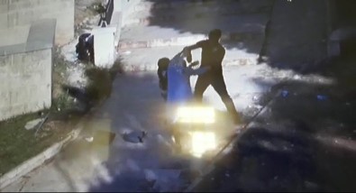 Dilenci Kızın Kadını Kapkaççıdan Kurtarma Anı Kamerada