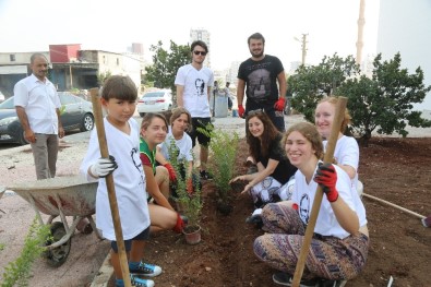 Gönüllü Gençler Mezitli'de Çalışıyor