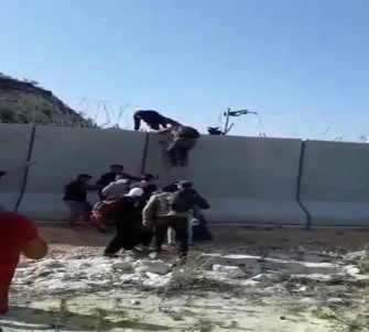 İdlib'ten Kaçanlar Yeniden Türkiye Sınırlarını Zorluyor