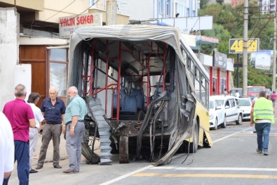 Körüklü Belediye Otobüsü Ortadan İkiye Ayrıldı Açıklaması 3 Yaralı