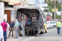 KAŞÜSTÜ - Körüklü Belediye Otobüsü Ortadan İkiye Ayrıldı Açıklaması 3 Yaralı