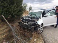 MEHMET GÜL - Otomobil Kamyonete Çaptı Açıklaması 6 Yaralı