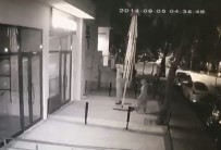 (Özel) İstanbul'da Dev Şemsiyeyi Halterci Gibi Kaldırıp Çalan Kadın Hırsızlar Kamerada
