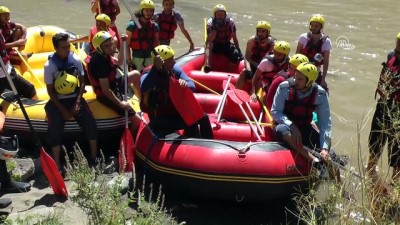 Rafting Rehberi Olabilmek İçin Azgın Sularda Mücadele Ediyorlar