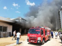 MALZEME DEPOSU - Rezidans İnşaatında Korkutan Yangın