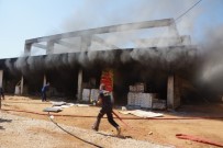 MALZEME DEPOSU - Rezidans İnşaatındaki Yangın Kontrol Altına Alındı