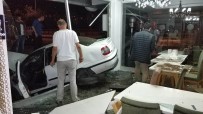 VİTRİN - Samsun'da Yoldan Çıkan Otomobil Lokantaya Girdi Açıklaması 2 Yaralı
