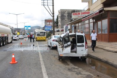 Trabzon'da Körüklü Belediye Otobüsü Ortadan İkiye Ayrıldı Açıklaması 3 Yaralı