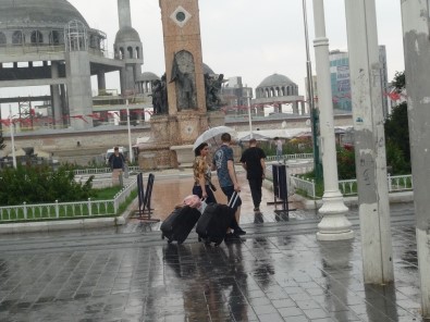 Beyoğlu'nda Vatandaşlar Yağmura Hazırlıksız Yakalandı