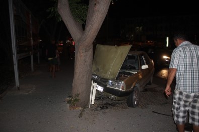 Kontrolden Çıkan Otomobil Önce Ağaca Sonra Yayaya Çarptı Açıklaması 3 Yaralı