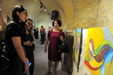 Mardin'de 17 Ressam 'Göçebe Tuvaller' Resim Sergisi Açtı