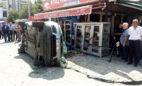 KOMANDO - Otomobil Marketin İçecek Dolabına Daldı Açıklaması 3 Yaralı