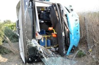 HALK OTOBÜSÜ - Otomobille Halk Otobüsü Çarpıştı Açıklaması 24 Yaralı