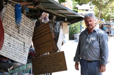 Şair Seyyar Satıcı Müşterilerini Şiirle Karşılıyor