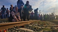 İYİ Kİ VARSIN - Tren Kazasında Ölenlerin Yakınları Tren Rayına Karanfil Bıraktı