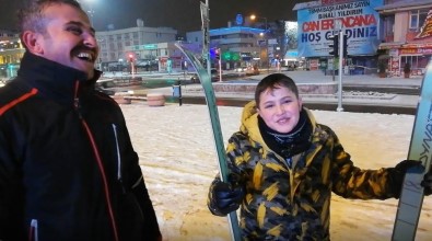 Çocuklarıyla Birlikte Şehir Merkezinde Kayak Yaptı