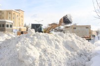 KAR KÜREME ARACI - Hakkari'deki Kar Dağları Şehir Dışına Taşınıyor