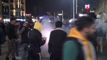 DİLEK FENERİ - Taksim'de Yeni Yılda Dilek Fenerleri Uçurdular