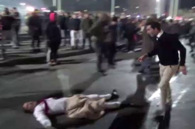 Taksim'de Yeni Yılın İlk Dakikalarında Tekmeli Yumruklu Kavga
