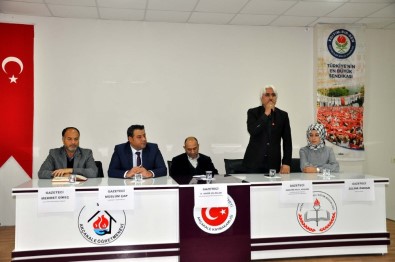 Akçakale'de 'Gazeteciliğin Toplumdaki Yeri' Konulu Panel