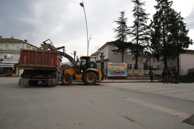 Akyazı Belediyesi Ekipleri Fırtına Mesaisi Yapıyor