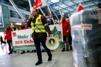 UÇAK SEFERİ - Almanya'da Üç Havalimanında Uyarı Grevleri Başladı