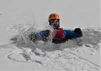 KURTARMA TATBİKATI - Buz Üzerinde Gerçeği Aratmayan Tatbikat