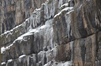 BEYTÜŞŞEBAP - Buzdan Sarkıtlar Kartpostallık Görüntüler Oluşturdu