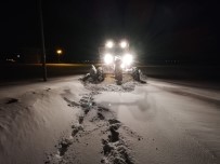 HASTA KURTARMA - Çaldıran'da Kar Kalınlığı 1,5 Metreyi Buldu