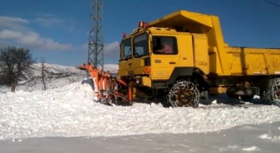 Cenazeyi Kar Nedeniyle Kapanan Yollar Açılınca Defnedebildiler