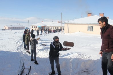 Dondurucu Soğukta Köydeki Kardeşleri İçin Spor Salonu Yaptılar