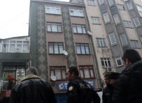 SEYRANTEPE - Kağıthane'de Rüzgar Bir Çatıyı Uçurdu