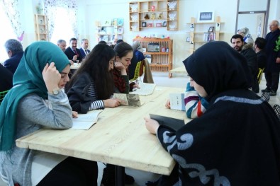 Kanserden Ölen 5 Yaşındaki Ahmet'in Adı Kütüphanede Yaşayacak