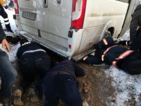 FıRAT ÜNIVERSITESI - Minibüs Altında Kalan Çocuk Kurtarıldı